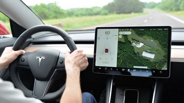 Car Computer Touchscreen Monitor images/tesla-dashboard.jpg